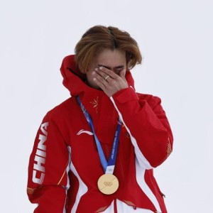 问鼎娱乐下载-新华社评苏翊鸣首金：它是鼓舞队伍士气和点燃公众激情的起点