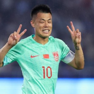 问鼎娱乐-超龄球员神勇！谭龙2球刘洋2助 男足重拾头球优势